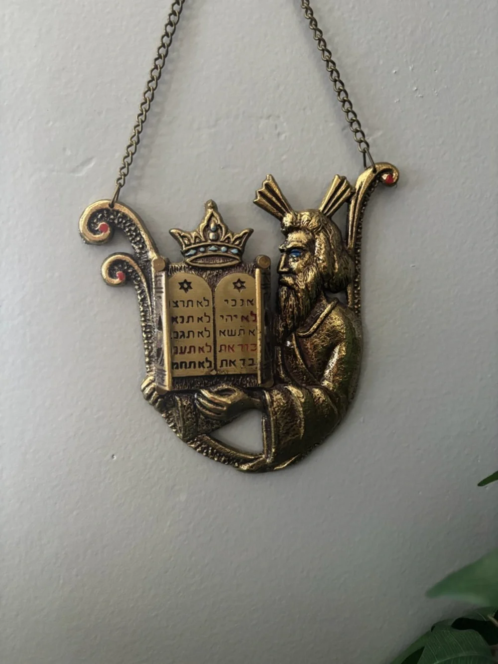 This  vintage wall hanging / decorative plaque